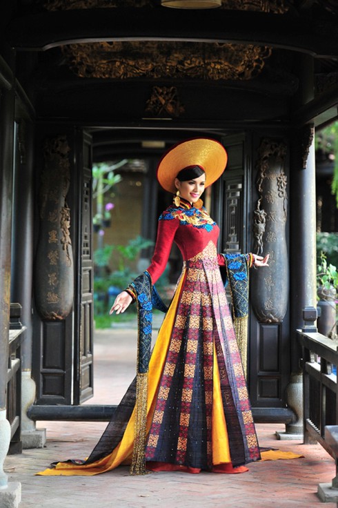 Diễm Hương diện áo dài thổ cẩm dát vàng - ảnh 3