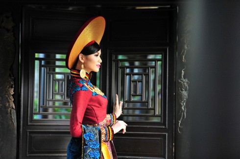 Diễm Hương diện áo dài thổ cẩm dát vàng - ảnh 4