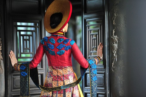 Diễm Hương diện áo dài thổ cẩm dát vàng - ảnh 6