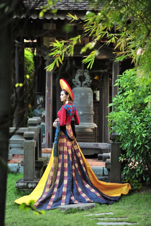 Diễm Hương diện áo dài thổ cẩm dát vàng - ảnh 7