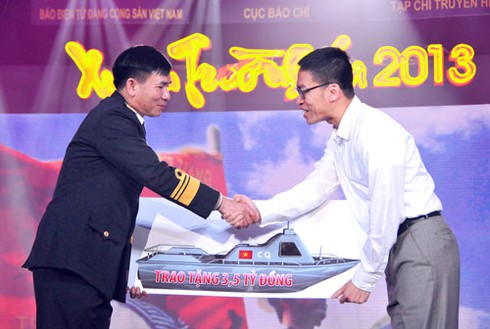 Những hình ảnh đẹp đêm giao lưu nghệ thuật Xuân Trường Sa 2013 - ảnh 11