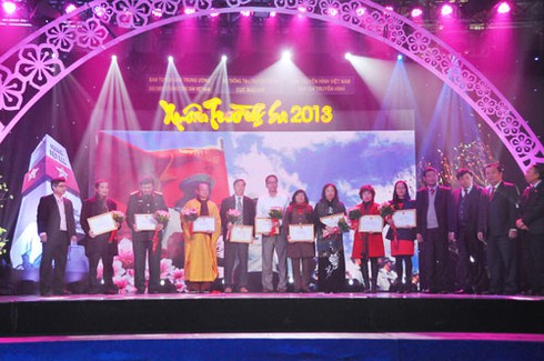 Những hình ảnh đẹp đêm giao lưu nghệ thuật Xuân Trường Sa 2013 - ảnh 12