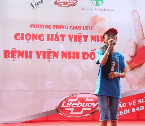 'Sao' Giọng hát Việt nhí xúc động hát tặng các bệnh nhân nhi đồng - ảnh 5