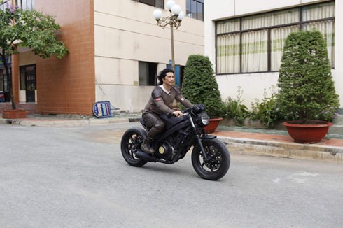 Hé lộ motor khủng của Dustin Nguyễn trong phim Lửa Phật - ảnh 3