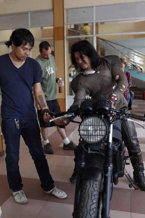 Hé lộ motor khủng của Dustin Nguyễn trong phim Lửa Phật - ảnh 4