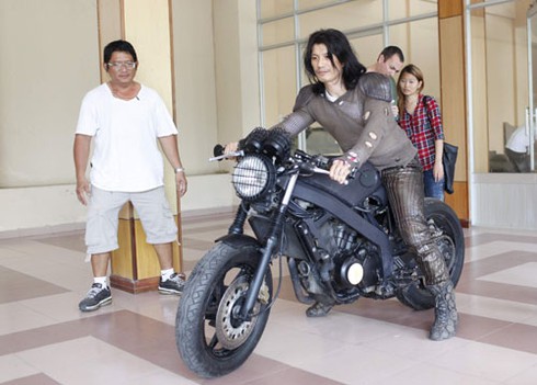 Hé lộ motor khủng của Dustin Nguyễn trong phim Lửa Phật - ảnh 5