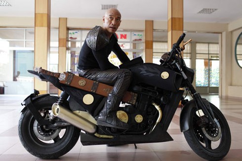 Hé lộ motor khủng của Dustin Nguyễn trong phim Lửa Phật - ảnh 8