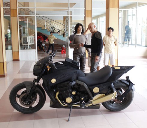 Hé lộ motor khủng của Dustin Nguyễn trong phim Lửa Phật - ảnh 9