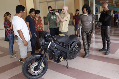 Hé lộ motor khủng của Dustin Nguyễn trong phim Lửa Phật - ảnh 6