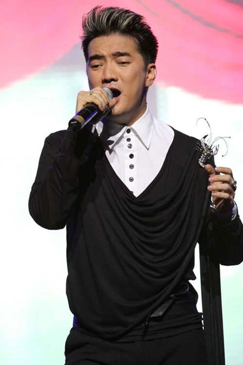 'Chiếc vòng cầu hôn' của Đàm Vĩnh Hưng gây sốt - ảnh 1