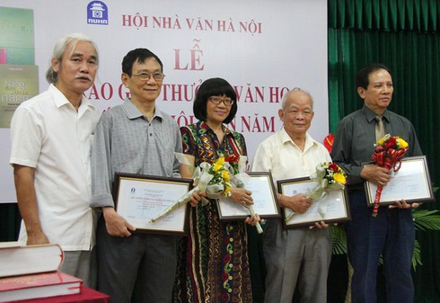 Giải thưởng Hội Nhà văn Hà Nội: Thừa già, vắng trẻ - ảnh 1
