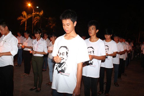 Lệ Thủy: 1000 bạn trẻ thắp nến chờ Đại tướng về quê - ảnh 3