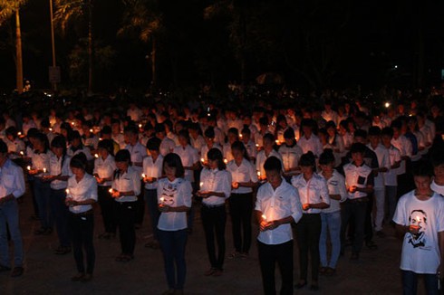 Lệ Thủy: 1000 bạn trẻ thắp nến chờ Đại tướng về quê - ảnh 4
