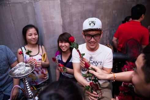 Giới trẻ Sài Gòn hào hứng nhận... bao cao su miễn phí - ảnh 12