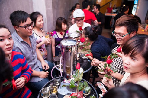 Giới trẻ Sài Gòn hào hứng nhận... bao cao su miễn phí - ảnh 2