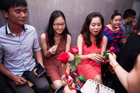 Giới trẻ Sài Gòn hào hứng nhận... bao cao su miễn phí - ảnh 4