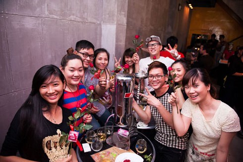 Giới trẻ Sài Gòn hào hứng nhận... bao cao su miễn phí - ảnh 5