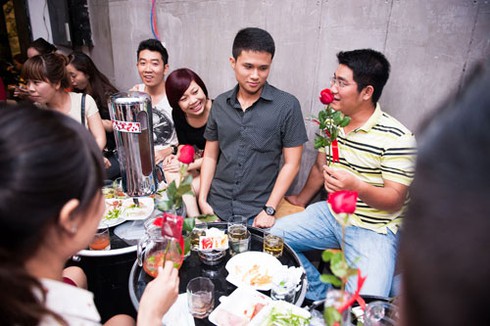 Giới trẻ Sài Gòn hào hứng nhận... bao cao su miễn phí - ảnh 6