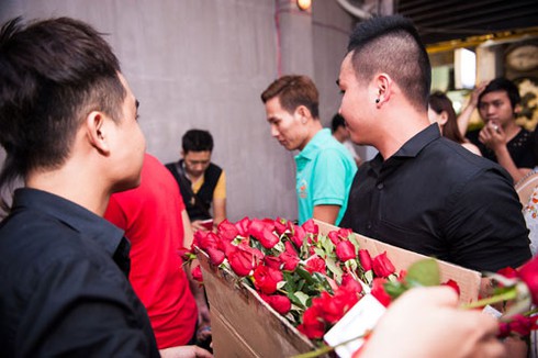 Giới trẻ Sài Gòn hào hứng nhận... bao cao su miễn phí - ảnh 7