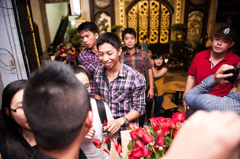 Giới trẻ Sài Gòn hào hứng nhận... bao cao su miễn phí - ảnh 9