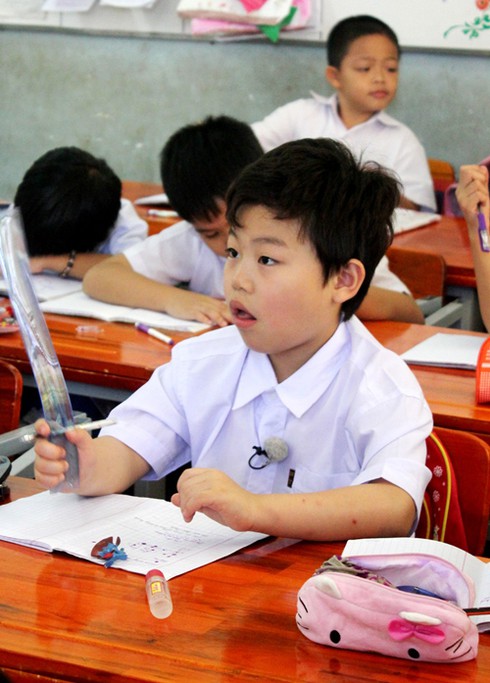 Theo chân sao nhí Gangnam Style học trường làng - ảnh 1
