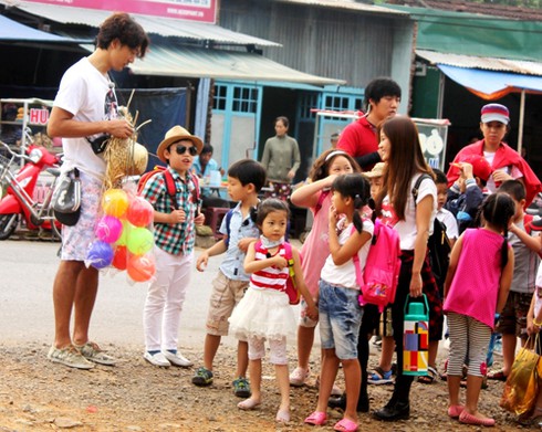 Theo chân sao nhí Gangnam Style học trường làng - ảnh 6