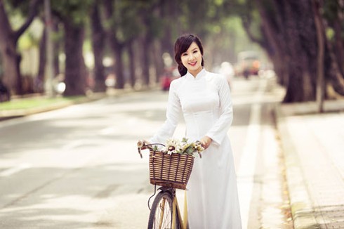 Vẻ đẹp trong sáng của nữ sinh Việt trong tà áo dài - ảnh 2
