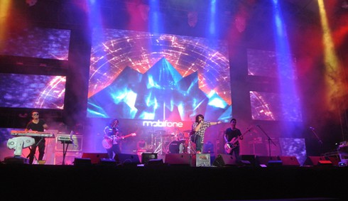 “Bão” Rock đổ về Biên Hòa: Hơn 7000 khán giả “cháy trong đam mê” - ảnh 1