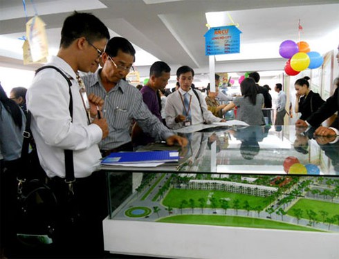 Nhà phố bung hàng - ảnh 1