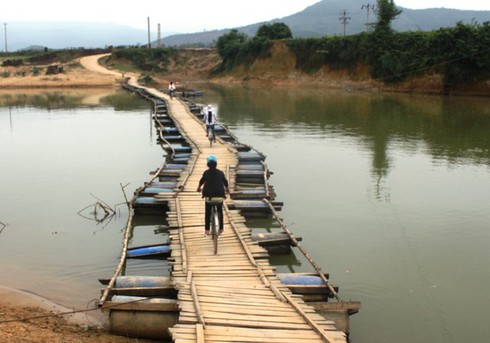 Đùa nghịch trên cầu phao, cháu trai 9 tuổi rơi xuống sông chết đuối - ảnh 1
