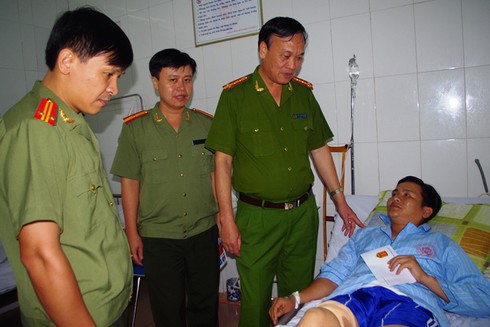 Khởi tố đối tượng cướp tiền, nổ súng bắn cảnh sát hình sự - ảnh 1