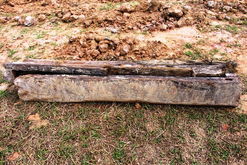 Phát hiện ngôi mộ cổ sâu 5m trên cánh đồng - ảnh 2