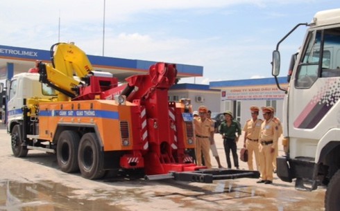 Hà Tĩnh: Chặn đứng đoàn xe quá tải