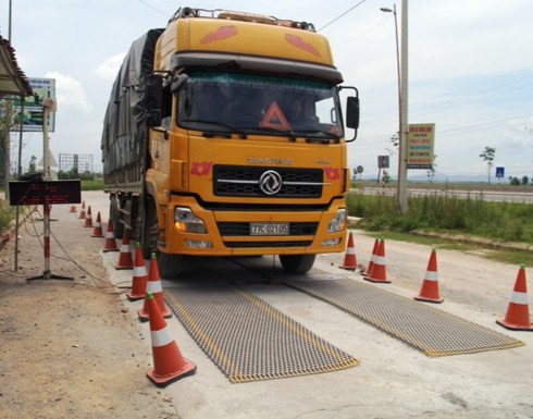 Hà Tĩnh: Chặn đứng đoàn xe quá tải 