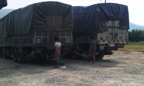 Hà Tĩnh: Chặn đứng đoàn xe quá tải