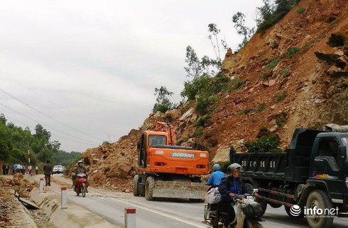 Sạt lở núi nghiêm trọng gây tắc đường trên tỉnh lộ 15A - ảnh 6