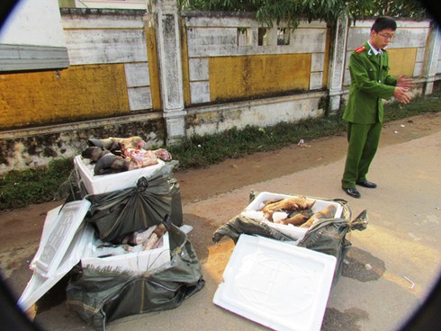 Bắt giữ 1,4 tấn chân trâu bốc mùi hôi thối - ảnh 1