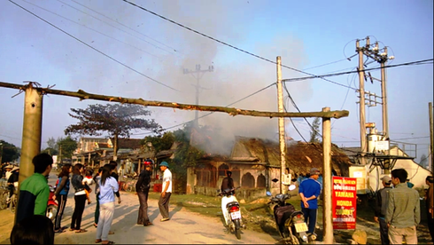 Hà Tĩnh: Dây điện đứt rơi xuống cháy nhà dân, nhiều xã mất điện lưới - ảnh 1