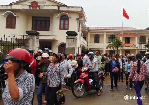 Hàng trăm người tới phiên tòa xử 9 bị cáo gây rối trật tự công cộng - ảnh 4