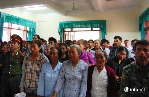 Hàng trăm người tới phiên tòa xử 9 bị cáo gây rối trật tự công cộng - ảnh 5