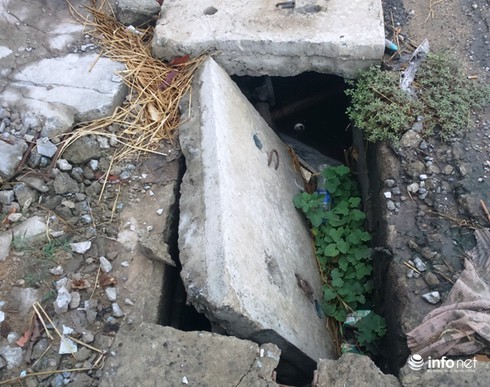 Hàng loạt nắp cống rãnh trên quốc lộ 1A bị vỡ nát - ảnh 1