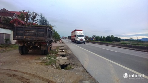 Hàng loạt nắp cống rãnh trên quốc lộ 1A bị vỡ nát - ảnh 6