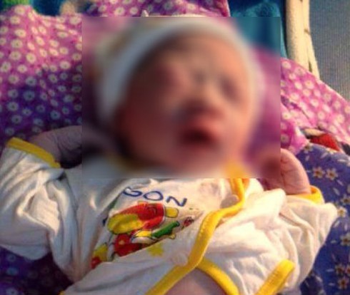 Một bé trai chưa cắt rốn bị bỏ rơi trước cổng nhà một người dân - ảnh 1