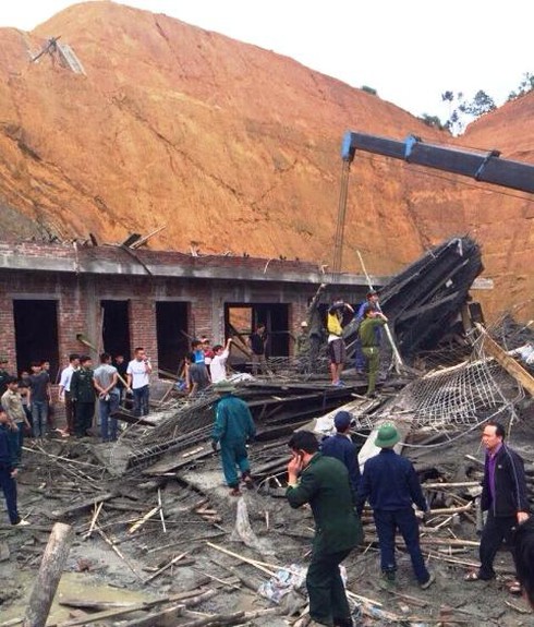 Hà Tĩnh: Sập giàn giáo thi công cây xăng, đã có 8 người thương vong - ảnh 4