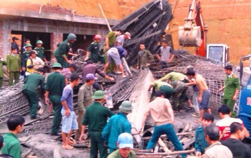 Hà Tĩnh: Sập giàn giáo thi công cây xăng, đã có 8 người thương vong - ảnh 1