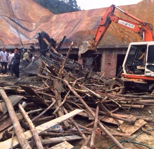 Hà Tĩnh: Sập giàn giáo thi công cây xăng, đã có 8 người thương vong - ảnh 2