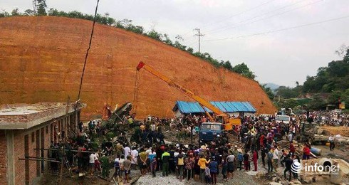 Cận cảnh vụ sập giàn giáo cây xăng đang thi công ở Hà Tĩnh - ảnh 2