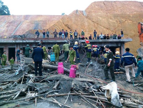 Cận cảnh vụ sập giàn giáo cây xăng đang thi công ở Hà Tĩnh - ảnh 1