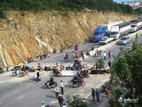 Dân kéo ra quốc lộ 1A phản đối công an bắt người: Đã thông xe trở lại - ảnh 2