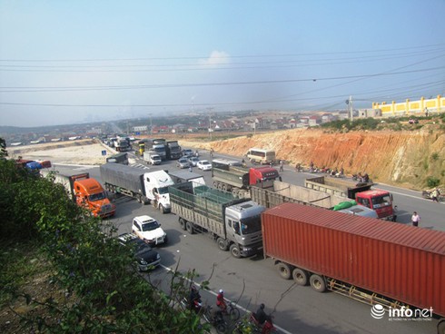 Dân kéo ra quốc lộ 1A phản đối công an bắt người: Đã thông xe trở lại - ảnh 3